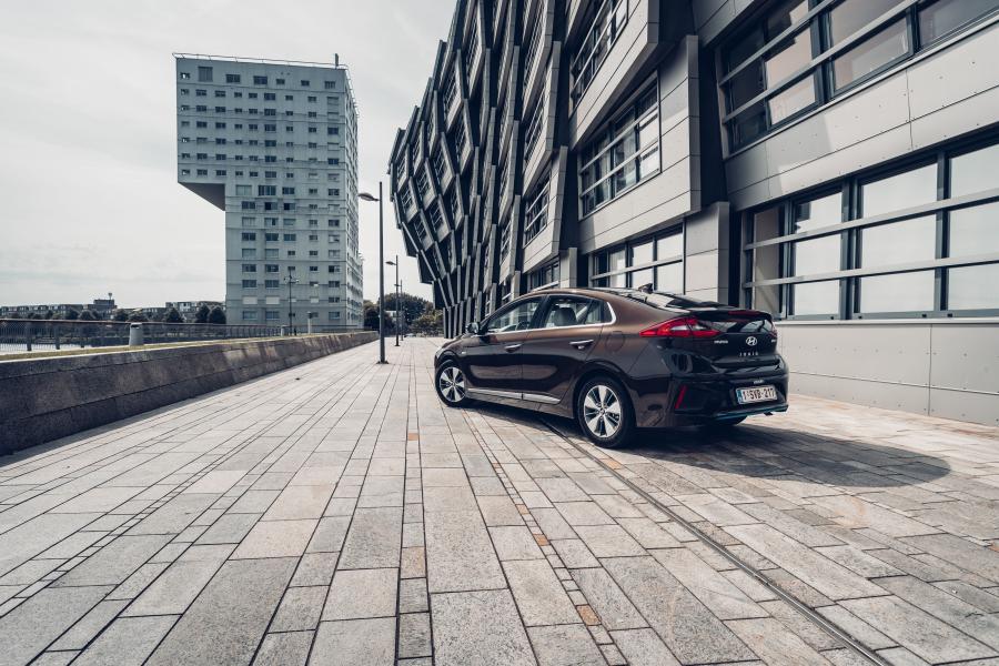  Hyundai IONIQ plug-in (AE) 2016 года  (фото 39 из 42)